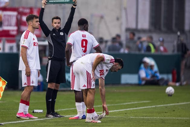 WUERZBURG, GERMANY - AUGUST 24: Thijs Dallinga (1. FC Koeln, 27) being subbed in for Jan Thielmann (1. FC Koeln, 29) during the 1st round DFB Pokal match between Wuerzburger Kickers vs. 1. FC Koeln at AKON ARENA on August 24, 2026 in Wuerzburg, Germany. DFB REGULATIONS PROHIBIT ANY USE OF PHOTOGRAPHS AS IMAGE SEQUENCES AND OR QUASI-VIDEO. Bavaria Germany Copyright: xSteffiexWunderlx