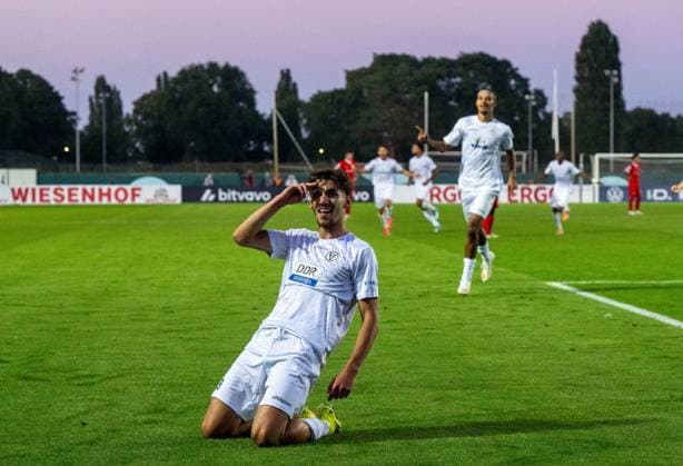 Fußball, Herren, Saison 2026 2027, DFB-Pokal (1. Runde), VSG Altglienicke - VfL Wolfsburg, Mehmet Ibrahimi (VSG Altglienicke), Jubel nach Tor zum 3:2, 24.08.2026, *** Soccer, Men s, 2026–2027 Season, DFB Cup First Round, VSG Altglienicke vs. VfL Wolfsburg, Mehmet Ibrahimi (VSG Altglienicke), Celebrating the 3–2 Goal, August 24, 2026, Copyright: xMatthiasxKochx