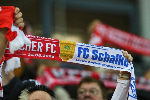 Halle (Saale), Sachsen-Anhalt, Deutschland, 24.08.2026: Leuna-Chemie-Stadion: DFB-Pokal: Hallescher FC - Schalke 04: Fans im Stadion *** Halle an der Saale, Saxony-Anhalt, Germany, August 24, 2026, Leuna Chemie Stadium, DFB Cup, Hallescher FC vs. Schalke 04, Fans at the Stadium Copyright: xdtsxNachrichtenagenturx dts_130846