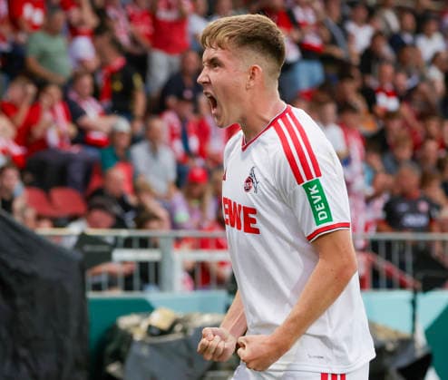 Im Bild: Jubel nach dem Tor zum 1:2 beim Torschuetzen Isak Johannesson (1. FC Koeln, 8) 24.08.2026, FC Wuerzburger Kickers - 1. FC Koeln, DFB-Pokal, 1. Runde, Deutschland, Wuerzburg, AKON-Arena, DFL REGULATIONS PROHIBIT ANY USE OF PHOTOGRAPHS AS IMAGE SEQUENCES AND OR QUASI-VIDEO. *** Pictured: Celebrations after the goal that made the score 1–2, with goal scorer Isak Johannesson of 1. FC Köln, August 24, 2026, FC Würzburger Kickers vs. 1. FC Köln, DFB Cup, First Round, Germany, Würzburg, AKON Arena, DFL regulations prohibit any use of photographs as image sequences and or quasi-video Copyright: HMBxMedia xJulienxBecker