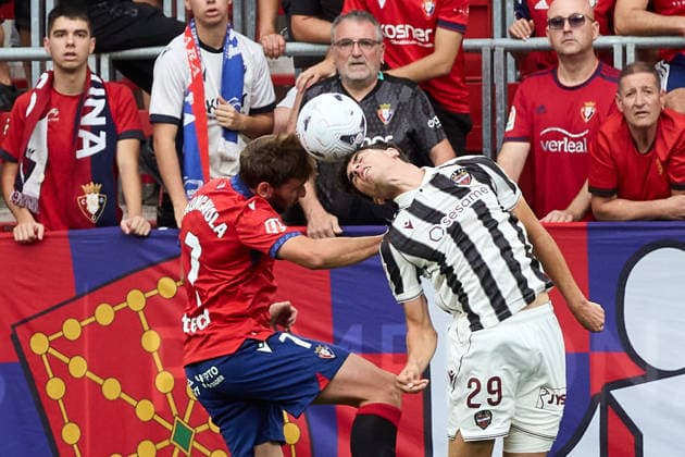 Sport Bilder des Tages LaLiga EASports: CA Osasuna vs Levante UD Jon Moncayola of Osasuna and Nacho Perez of Levante UD during match LaLiga EASports between CA Osasuna and Levante UD played at El Sadar stadium in Pamplona (Spain) on Aug 24 2026 *** LaLiga EA Sports: CA Osasuna vs. Levante UD — Jon Moncayola of Osasuna and Nacho Perez of Levante UD during the LaLiga EA Sports match between CA Osasuna and Levante UD, played at El Sadar Stadium in Pamplona, Spain, on Aug. 24, 2026 Copyright: xInigoxAlzugarayx xAgenciaxLOFx