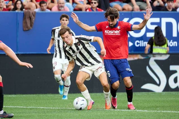LaLiga EASports: CA Osasuna vs Levante UD Enzo Bardeli of Levante and Moi Gomez of CA Osasuna during match LaLiga EA Sports between CA Osasuna and Levante UD played at El Sadar stadium in Pamplona (Spain) on Aug 24 2026 *** LaLiga EA Sports: CA Osasuna vs. Levante UD — Enzo Bardeli of Levante and Moi Gomez of CA Osasuna during the LaLiga EA Sports match between CA Osasuna and Levante UD, played at El Sadar Stadium in Pamplona, Spain, on Aug. 24, 2026 Copyright: xInigoxAlzugarayx xAgenciaxLOFx