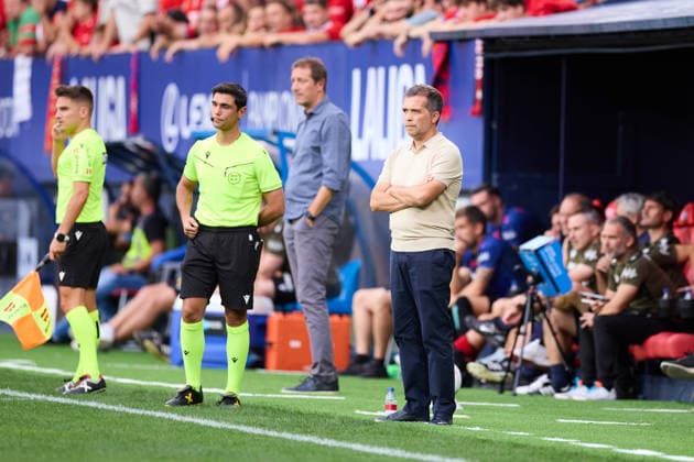 August 24, 2026, Pamplona, Navarra, Spain: Luis Castro head coach of Levante UD looks on during the LaLiga EA Sports match between CA Osasuna and Levante UD at El Sadar on August 24, 2026, in Pamplona, Spain. Pamplona Spain - ZUMAa181 20260824_zaa_a181_057 Copyright: xRicardoxLarreinax
