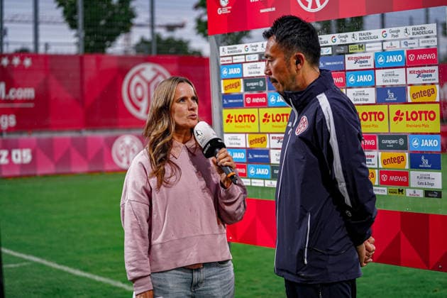 Deutschland: Fussball Saison 2026 2027 , Google Pixel Frauen-Bundesliga , 1. FSV Mainz 05 Frauen vs. SV Werder Bremen Frauen - Bruchwegstadion (Mainz) : Takashi Yamashita (Trainer, 1. FSV Mainz 05 Frauen) mit Christina Rann Interview, Gespräch, Portraitfoto, Portrait, Einzelaufnahme, Porträt, Mimik, Gesichtsausdruck Mainz Bruchwegstadion Deutschland Germany *** Germany Soccer Season 2026–2027, Google Pixel Women’s Bundesliga, 1. FSV Mainz 05 Women vs. SV Werder Bremen Women at Bruchwegstadion in Mainz; Takashi Yamashita, Coach; 1. FSV Mainz 05 Women featuring an interview with Christina Rann, conversation, portrait photo, Portrait, Close-up, Facial Expressions, Mainz Bruchwegstadion, Germany Copyright: xBennetxLongx