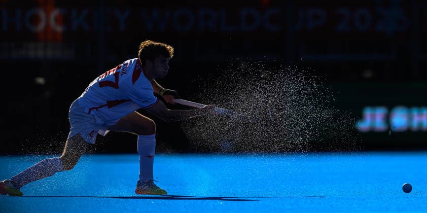 Hockey World Cup Day Ten Ben Fox of England passes the ball during the match between England and Netherlands in Pool E of the 2026 FIH Hockey World Cup at Wagener Stadium, Amstelveen 24 08 2026 UK Newspapers OUT Copyright: xGraemexWilcocksonx FIL-23822-0062