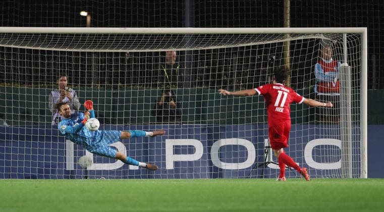 Sport Bilder des Tages Torwart Luis Zwick hält gegen Fabian Reese im Elfmeterschießen Zweikampf Spielszene Aktion Fußball Fussball DFB Pokal 1. Runde Saison 2026 2027 24.08.2026 VSG Altglienicke vs. VfL Wolfsburg WOB DFL regulations prohibit any use of photographs as image sequences and or quasi-video *** Goalkeeper Luis Zwick makes a save against Fabian Reese in a penalty shootout; game scene; action; sports; soccer; DFB Cup; 1st round; 2026–2027 season; August 24, 2026; VSG Altglienicke vs. VfL Wolfsburg (WOB); DFL regulations prohibit any use of photographs as image sequences and or quasi-video