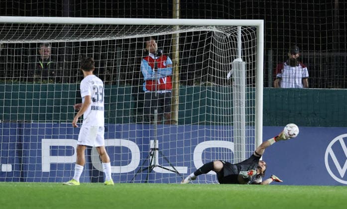 Torwart Timon Wellenreuther hält gegen Mehmet Ibrahimi im Elfmeterschießen Zweikampf Spielszene Aktion Fußball Fussball DFB Pokal 1. Runde Saison 2026 2027 24.08.2026 VSG Altglienicke vs. VfL Wolfsburg WOB DFL regulations prohibit any use of photographs as image sequences and or quasi-video *** Goalkeeper Timon Wellenreuther makes a save against Mehmet Ibrahimi in a penalty shootout; game scene, action, sports, soccer, DFB Cup, 1st round, 2026–2027 season, August 24, 2026, VSG Altglienicke vs. VfL Wolfsburg, WOB DFL regulations prohibit any use of photographs as image sequences and or quasi-video
