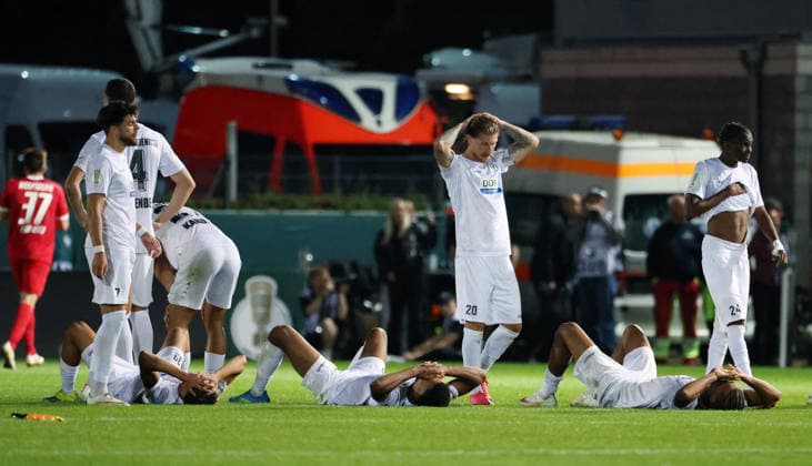 Altglienicker enttäuscht nach Spielende Enttäuschung Fußball Fussball DFB Pokal 1. Runde Saison 2026 2027 24.08.2026 VSG Altglienicke vs. VfL Wolfsburg WOB DFL regulations prohibit any use of photographs as image sequences and or quasi-video *** Altglienicke Disappointed After the Match Disappointment Sports Soccer DFB Cup 1st Round 2026–2027 Season August 24, 2026 VSG Altglienicke vs. VfL Wolfsburg WOB DFL regulations prohibit any use of photographs as image sequences and or quasi-video