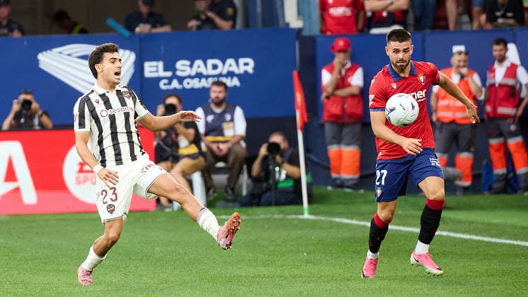 LaLiga EASports: CA Osasuna vs Levante UD Manu Sanchez of Levante and Arguibide of CA Osasuna during match LaLiga EASports between CA Osasuna and Levante UD played at El Sadar stadium in Pamplona (Spain) on Aug 24 2026 *** LaLiga EASports: CA Osasuna vs. Levante UD — Manu Sanchez of Levante and Arguibide of CA Osasuna during the LaLiga EASports match between CA Osasuna and Levante UD, played at El Sadar Stadium in Pamplona, Spain, on Aug. 24, 2026 Copyright: xInigoxAlzugarayx xAgenciaxLOFx