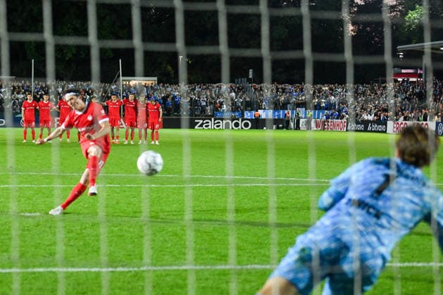 24.08.2026, xlakx, Fussball DFB Pokal 1.Runde, VSG Altglienicke - VfL Wolfsburg v.l. Fabian Reese (VfL Wolfsburg, 11) Luis Zwick (VSG Altglienicke, 1) hält den Elfmeter (DFL DFB REGULATIONS PROHIBIT ANY USE OF PHOTOGRAPHS as IMAGE SEQUENCES and or QUASI-VIDEO) Berlin *** August 24, 2026, xlakx, Soccer DFB Cup First Round, VSG Altglienicke vs. VfL Wolfsburg: Fabian Reese (VfL Wolfsburg), 11 Luis Zwick (VSG Altglienicke), 1 saves the penalty kick. DFL and DFB regulations prohibit any use of photographs as image sequences and or quasi-video. Berlin