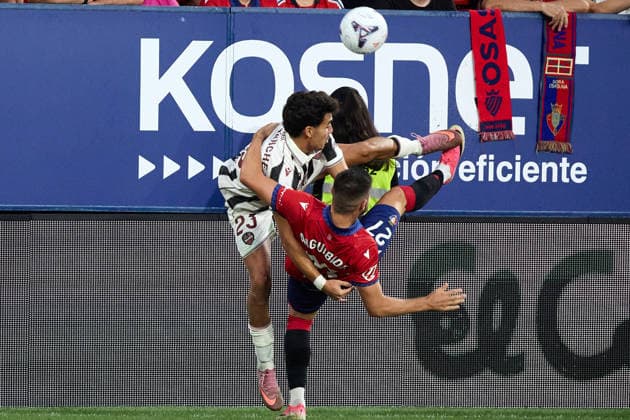 LaLiga EASports: CA Osasuna vs Levante UD Manu Sanchez of Levante and Arguibide of Osasuna during match LaLiga EASports between CA Osasuna and Levante UD played at El Sadar stadium in Pamplona (Spain) on Aug 24 2026 *** LaLiga EASports: CA Osasuna vs. Levante UD. Manu Sanchez of Levante and Arguibide of Osasuna during the LaLiga EASports match between CA Osasuna and Levante UD, played at El Sadar Stadium in Pamplona, Spain, on Aug. 24, 2026 Copyright: xInigoxAlzugarayx xAgenciaxLOFx