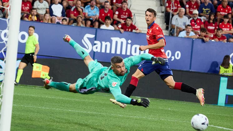 LaLiga EASports: CA Osasuna vs Levante UD Ante Budimir of CA Osasuna and Mathew Ryan of Levante UD during match LaLiga EASports between CA Osasuna and Levante UD played at El Sadar stadium in Pamplona (Spain) on Aug 24 2026 *** LaLiga EASports: CA Osasuna vs. Levante UD — Ante Budimir of CA Osasuna and Mathew Ryan of Levante UD during the LaLiga EASports match between CA Osasuna and Levante UD played at El Sadar Stadium in Pamplona, Spain, on Aug. 24, 2026 Copyright: xInigoxAlzugarayx xAgenciaxLOFx