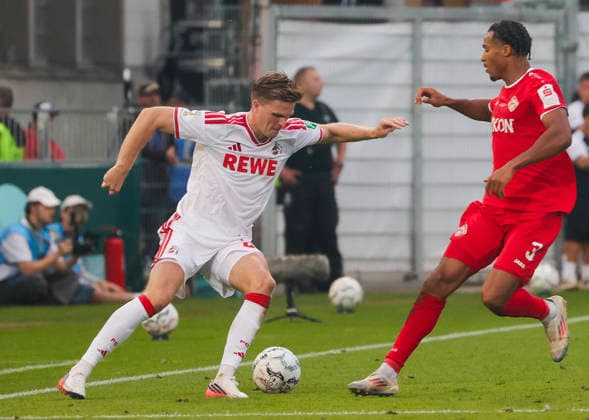 Im Bild: v.li. Marius Buelter (1. FC Koeln, 30) am Ball gegen David Abrangao (FC Wuerzburger Kickers, 3) 24.08.2026, FC Wuerzburger Kickers - 1. FC Koeln, DFB-Pokal, 1. Runde, Deutschland, Wuerzburg, AKON-Arena, DFL REGULATIONS PROHIBIT ANY USE OF PHOTOGRAPHS AS IMAGE SEQUENCES AND OR QUASI-VIDEO. *** Pictured, from left: Marius Buelter (1. FC Köln), 30, with the ball against David Abrangao (FC Würzburger Kickers), August 3, 2024, FC Würzburger Kickers vs. 1. FC Köln, DFB Cup, 1st Round, Germany, Würzburg, AKON Arena, DFL regulations prohibit any use of photographs as image sequences and or quasi-video Copyright: HMBxMedia xJulienxBecker