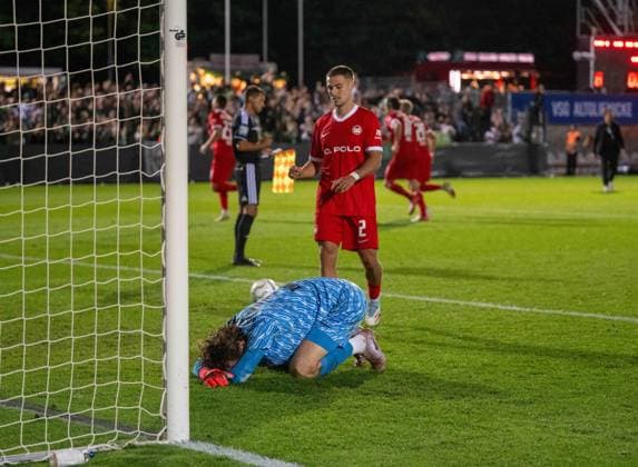 Fußball, Herren, Saison 2026 2027, DFB-Pokal (1. Runde), VSG Altglienicke - VfL Wolfsburg, Wolfsburg bejubelt den Sieg im Elfmeterschießen, Kilian Fischer (Wolfsburg) tröstet Torwart Luis Zwick (VSG Altglienicke), 24.08.2026, *** Soccer, Men s, 2026–2027 Season, DFB Cup First Round, VSG Altglienicke vs. VfL Wolfsburg, Wolfsburg celebrates victory in the penalty shootout, Kilian Fischer of Wolfsburg consoles VSG Altglienicke goalkeeper Luis Zwick, August 24, 2026, Copyright: xMatthiasxKochx