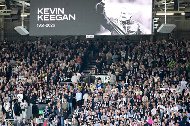 Fulham v Chelsea, Premier League Fulham FC pay tribute to Kevin Keegan during the Premier League match between Fulham and Chelsea at Craven Cottage, London, UK on 24 August 2026. London Craven Cottage Greater London UK Editorial use only DataCo restrictions apply See www.football-dataco.com , Copyright: xDennisxGoodwinx PSI-24739-0018