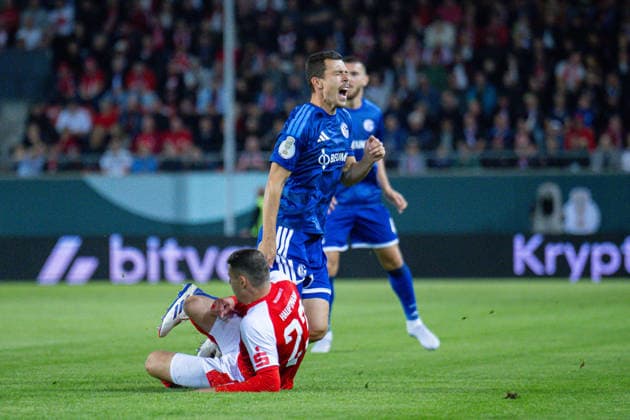 24.08.2026, Fussball, Saison 2026 2027, DFB-Pokal, Hallescher FC - FC Schalke 04, Soufian Benyamina (Hallescher SC), Ron Schallenberg (FC Schalke 04) xRHR-FOTO YYx *** August 24, 2026, Soccer, 2026–2027 Season, DFB Cup, Hallescher FC vs. FC Schalke 04, Soufian Benyamina (Hallescher SC), Ron Schallenberg (FC Schalke 04) xRHR PHOTO YYx Copyright: KROEGER RHR-FOTOx RHR-FOTO YY