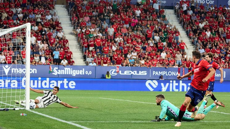 LaLiga EASports: CA Osasuna vs Levante UD Aissa Mandi of Levante UD, Mathew Ryan of Levante UD and Ante Budimir of CA Osasuna during match LaLiga EA Sports between CA Osasuna and Levante UD played at El Sadar stadium in Pamplona (Spain) on Aug 24 2026 *** LaLiga EA Sports: CA Osasuna vs. Levante UD. Aissa Mandi of Levante UD, Mathew Ryan of Levante UD and Ante Budimir of CA Osasuna during the LaLiga EA Sports match between CA Osasuna and Levante UD played at El Sadar Stadium in Pamplona, Spain, on Aug. 24, 2026 Copyright: xInigoxAlzugarayx xAgenciaxLOFx