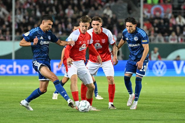 Fußball I Herren I Saison 2026-2027 I DFB-Pokal I Hallescher FC - FC Schalke 04 I 24.08.2026 Zweikampf Dejan Ljubicic (21, FC Schalke 04) und Julien Damelang (43, Hallescher FC) Halle (Saale) Leuna-Chemie-Stadion Sachsen-Anhalt Deutschland *** Soccer I Men s I 2026–2027 Season I DFB Cup I Hallescher FC vs. FC Schalke 04 I August 24, 2026, Tackle by Dejan Ljubicic, 21, FC Schalke 04 and Julien Damelang, 43, Hallescher FC, Halle an der Saale, Leuna Chemie Stadium, Saxony-Anhalt, Germany Copyright: xLobeca InesxHähnelx