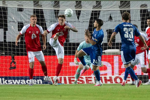 DFB Pokal 1.Runde-Saison 26 27 Hallescher FC vs.1.FC Schalke 04 Halle, Deutschland 24.August 2026: Im Bild:v.li.Vin Kastull (Halle), Niclas Stierlin (Halle)und Adil Aouchiche (Schalke) Halle Saale Leuna Chemie Stadion Sachsen-Anhalt Deutschland *** DFB Cup, First Round, Season 26–27: Hallescher FC vs. 1. FC Schalke 04, Halle, Germany, August 24, 2026. Pictured, from left: Vin Kastull (Halle), Niclas Stierlin (Halle), and Adil Aouchiche (Schalke), at the Halle Saale Leuna Chemie Stadium, Saxony-Anhalt, Germany