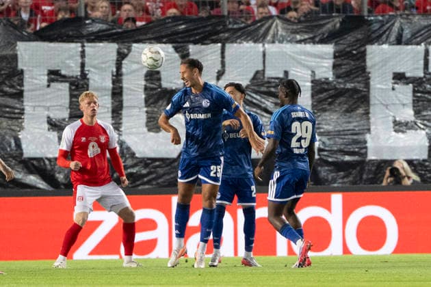 DFB Pokal 1.Runde-Saison 26 27 Hallescher FC vs.1.FC Schalke 04 Halle, Deutschland 24.August 2026: Im Bild:v.li.Lennard Becker (Halle), Nikola Katic (Schalke) und Junior Dina Ebimbe (Schalke) Halle Saale Leuna Chemie Stadion Sachsen-Anhalt Deutschland *** DFB Cup First Round, Season 26–27: Hallescher FC vs. 1. FC Schalke 04, Halle, Germany, August 24, 2026. Pictured, from left: Lennard Becker (Halle), Nikola Katic (Schalke), and Junior Dina Ebimbe (Schalke). Halle-Saale-Leuna Chemie Stadium, Saxony-Anhalt, Germany