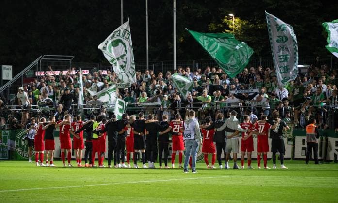 Fußball, Herren, Saison 2026 2027, DFB-Pokal (1. Runde), VSG Altglienicke - VfL Wolfsburg, Wolfsburger Fans und Spieler, Jubel nach dem Abpfiff, 24.08.2026, *** Soccer, Men s, 2026–2027 Season, DFB Cup First Round, VSG Altglienicke vs. VfL Wolfsburg, Wolfsburg fans and players, celebrating after the final whistle, August 24, 2026, Copyright: xMatthiasxKochx
