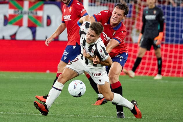 Spanish Liga EA Sports: CA Osasuna vs Levante UD, Pamplona, Spain Ivan Romero of Levante UD and Jorge Herrando of CA Osasuna during match LaLiga EA Sports between CA Osasuna and Levante UD played at El Sadar stadium in Pamplona (Spain) on Aug 24 2026 *** Spanish LaLiga EA Sports: CA Osasuna vs. Levante UD, Pamplona, Spain. Ivan Romero of Levante UD and Jorge Herrando of CA Osasuna during the LaLiga EA Sports match between CA Osasuna and Levante UD played at El Sadar Stadium in Pamplona, Spain, on Aug. 24, 2026 Copyright: xInigoxAlzugarayx xAgenciaxLOFx