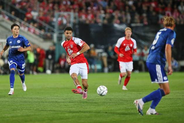 Halle (Saale), Sachsen-Anhalt, Deutschland, 24.08.2026: Leuna-Chemie-Stadion: DFB-Pokal: Hallescher FC - Schalke 04: Stanley Ratifo (30, Hallescher FC) am Ball, bedrängt von Soufiane El-Faouzi (23, FC Schalke 04) und Timo Becker (5, FC Schalke 04) *** Halle, Saale, Saxony-Anhalt, Germany, August 24, 2026, Leuna Chemie Stadium, DFB Cup, Hallescher FC vs. Schalke 04, Stanley Ratifo (30), Hallescher FC in possession, pressured by Soufiane El Faouzi (23), FC Schalke 04 and Timo Becker 5, FC Schalke 04 Copyright: xdtsxNachrichtenagenturx dts_130852