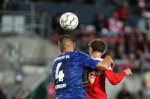 Halle (Saale), Sachsen-Anhalt, Deutschland, 24.08.2026: Leuna-Chemie-Stadion: DFB-Pokal: Hallescher FC - Schalke 04: Kopfball durch Hasan Kurucay (4, FC Schalke 04) *** Halle an der Saale, Saxony-Anhalt, Germany, August 24, 2026, Leuna Chemie Stadium, DFB Cup, Hallescher FC vs. Schalke 04, header by Hasan Kurucay, 4, FC Schalke 04 Copyright: xdtsxNachrichtenagenturx dts_130854