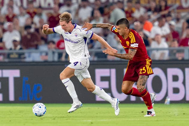 AS Roma v ACF Fiorentina - Serie A Enilive Marco Brescianini of ACF Fiorentina and Gianluca Mancini of AS Roma compete for the ball during the Serie A Enilive match between AS Roma and ACF Fiorentina at Olympic Stadium on August 24, 2026 in Rome, Italy Rome Olympic Stadium Lazio Italy Copyright: xGiuseppexMaffiax 260824SerieA_Roma-Fiorentina_GM_05257