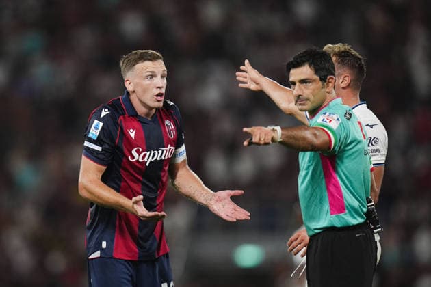 Bologna™s Lewis Ferguson protests with referee Fabio Maresca during the Serie A soccer match between Bologna and Lazio at the Renato Dall™Ara Stadium in Bologna, north Italy - Monday, August 24, 2026 -  Copyright: xMassimoxPaolone LaPressex