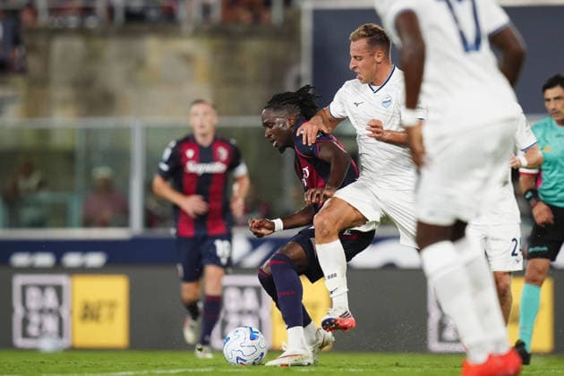 Bologna™s Jonathan Rowe fights for the ball with Lazio™s Davide Frattesi during the Serie A soccer match between Bologna and Lazio at the Renato Dall™Ara Stadium in Bologna, north Italy - Monday, August 24, 2026 -  Copyright: xMassimoxPaolone LaPressex