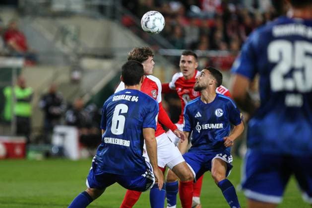Halle (Saale), Sachsen-Anhalt, Deutschland, 24.08.2026: Leuna-Chemie-Stadion: DFB-Pokal: Hallescher FC - Schalke 04: Actionszene unter anderem mit Ron Schallenberg (6, FC Schalke 04), Nikola Katic (25, FC Schalke 04) *** Halle an der Saale, Saxony-Anhalt, Germany, August 24, 2026, Leuna Chemie Stadium, DFB Cup, Hallescher FC vs. Schalke 04, Action scene featuring, among others, Ron Schallenberg (6), FC Schalke 04, and Nikola Katic (25), FC Schalke 04 Copyright: xdtsxNachrichtenagenturx dts_130855