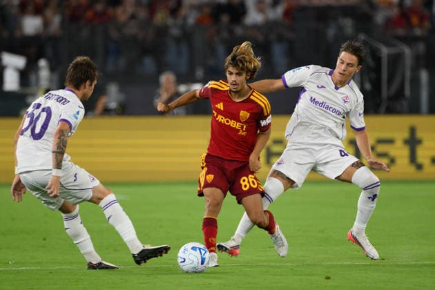 IPA87770893 - Roma s Rodrigo Mora battles for the ball with Fiorentina s Nicolo Fagioli during the 2026 2027 Enilive Italian Serie A match between AS Roma and ACF Fiorentina at the Olympic Stadium in Rome on August 24, 2026.  Copyright: xFabrizioxCorradetti IPAxSportx xx 87770893