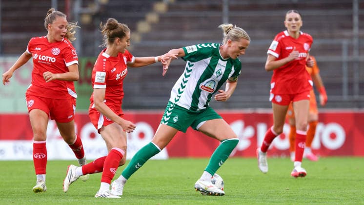 v.li.: Saskia Matheis (1. FSV Mainz 05, 19) und Lina Hausicke (SV Werder Bremen, 18) im Zweikampf, Duell, Dynamik, Aktion, Action, Spielszene, DIE DFB-RICHTLINIEN UNTERSAGEN JEGLICHE NUTZUNG VON FOTOS ALS SEQUENZBILDER UND ODER VIDEOÄHNLICHE FOTOSTRECKEN. DFB REGULATIONS PROHIBIT ANY USE OF PHOTOGRAPHS AS IMAGE SEQUENCES AND OR QUASI-VIDEO., 24.08.2026, Mainz (Deutschland), Fussball, Google Pixel Frauen-Bundesliga, 1. FSV Mainz 05 - SV Werder Bremen *** From left: Saskia Matheis (1), FSV Mainz 05, 19, and Lina Hausicke (1), SV Werder Bremen, 18, in a one-on-one battle, duel, dynamic moment, action, game play, DFB REGULATIONS PROHIBIT ANY USE OF PHOTOGRAPHS AS SEQUENCE IMAGES AND OR VIDEO-LIKE PHOTO SERIES DFB REGULATIONS PROHIBIT ANY USE OF PHOTOGRAPHS AS IMAGE SEQUENCES AND OR QUASI-VIDEO, August 24, 2026, Mainz, Germany, Soccer, Google Pixel Women’s Bundesliga, 1 FSV Mainz 05 vs. SV Werder Bremen xobx