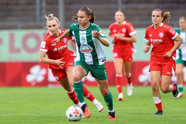 v.li.: Chiara Bouziane (1. FSV Mainz 05, 10) und Lilli Purtscheller (SV Werder Bremen, 7) am Ball, Einzelbild, Ganzkörper, Aktion, Action, Spielszene, DIE DFB-RICHTLINIEN UNTERSAGEN JEGLICHE NUTZUNG VON FOTOS ALS SEQUENZBILDER UND ODER VIDEOÄHNLICHE FOTOSTRECKEN. DFB REGULATIONS PROHIBIT ANY USE OF PHOTOGRAPHS AS IMAGE SEQUENCES AND OR QUASI-VIDEO., 24.08.2026, Mainz (Deutschland), Fussball, Google Pixel Frauen-Bundesliga, 1. FSV Mainz 05 - SV Werder Bremen *** From left: Chiara Bouziane (1) of FSV Mainz 05, 10, and Lilli Purtscheller (7) of SV Werder Bremen with the ball; single frame, full-body shot, action, game scene, DFB REGULATIONS PROHIBIT ANY USE OF PHOTOGRAPHS AS SEQUENCE IMAGES AND OR VIDEO-LIKE PHOTO SERIES DFB REGULATIONS PROHIBIT ANY USE OF PHOTOGRAPHS AS IMAGE SEQUENCES AND OR VIDEO-LIKE PHOTO SERIES, August 24, 2026, Mainz, Germany, Soccer, Google Pixel Women’s Bundesliga, 1 FSV Mainz 05 vs. SV Werder Bremen xobx
