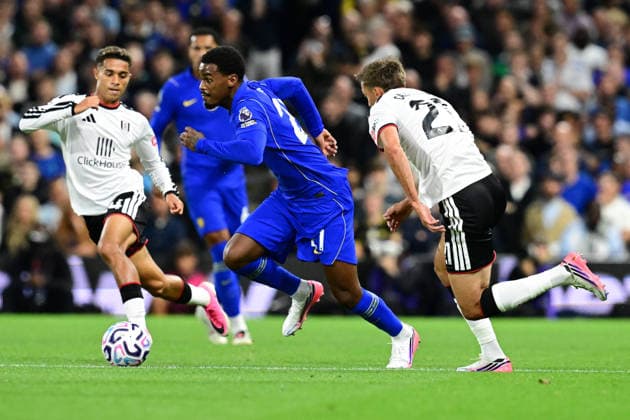 Fulham v Chelsea, Premier League Chelsea defender Jorrel Hato (21) sprints forward with the ball under pressure from Fulham defender Timothy Castagne (21) during the Premier League match between Fulham and Chelsea at Craven Cottage, London, UK on 24 August 2026. London Craven Cottage Greater London UK Editorial use only DataCo restrictions apply See www.football-dataco.com , Copyright: xDennisxGoodwinx PSI-24739-0031