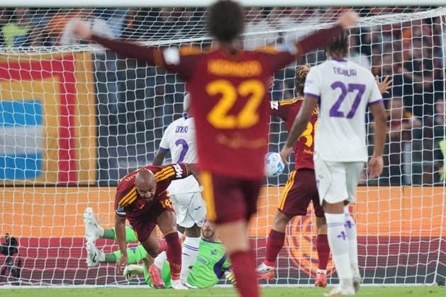 Roma™s Donyell Malen celebrates after scoring during the Serie A EniLive soccer match between Roma and Fiorentina at the Rome s Olympic stadium, Italy - Monday August 24, 2026 - Soccer ( Photo by Alfredo Falcone LaPresse )  Copyright: xAlfredoxFalcone LaPressex