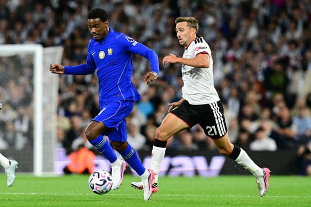 Fulham v Chelsea, Premier League Chelsea defender Jorrel Hato (21) sprints forward with the ball under pressure from Fulham defender Timothy Castagne (21) during the Premier League match between Fulham and Chelsea at Craven Cottage, London, UK on 24 August 2026. London Craven Cottage Greater London UK Editorial use only DataCo restrictions apply See www.football-dataco.com , Copyright: xDennisxGoodwinx PSI-24739-0033