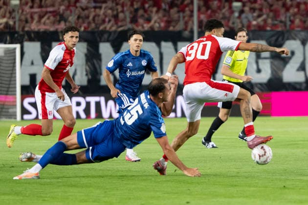DFB Pokal 1.Runde-Saison 26 27 Hallescher FC vs.1.FC Schalke 04 Halle, Deutschland 24.August 2026: Im Bild:v. li. im Zweikampf Nikola Katic (Schalke) und Stanley Ratifo (Halle) Halle Saale Leuna Chemie Stadion Sachsen-Anhalt Deutschland *** DFB Cup, First Round, Season 26–27: Hallescher FC vs. 1. FC Schalke 04, Halle, Germany, August 24, 2026. Pictured, from left, in a tackle: Nikola Katic (Schalke) and Stanley Ratifo (Halle), Halle Saale Leuna Chemie Stadium, Saxony-Anhalt, Germany