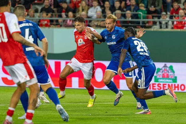 Deutschland: DFB Pokal, Saison 2026 2027, 24.08.2026, 1.Runde , Hallescher FC vs FC Schalke 04 , Leuna-Chemie-Stadion : Becker, Timo (FC Schalke 04, 5) im Zweikampf gegen Benyamina, Soufian (Hallescher FC, 90) *** Germany DFB Cup, 2026–2027 Season, August 24, 2026, First Round, Hallescher FC vs. FC Schalke 04, Leuna Chemie Stadion Becker, Timo (FC Schalke 04) 5, in a tackle against Benyamina, Soufian (Hallescher FC), 90 Copyright: xMichellexLukax