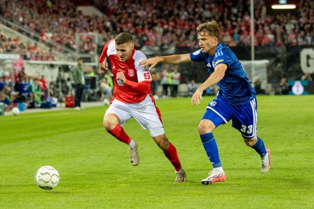 Deutschland: DFB Pokal, Saison 2026 2027, 24.08.2026, 1.Runde , Hallescher FC vs FC Schalke 04 , Leuna-Chemie-Stadion : Hauptmann, Marius (Hallescher FC, 23) im Zweikampf gegen Becker, Vitalie (FC Schalke 04, 33) *** Germany DFB Cup, 2026–2027 Season, August 24, 2026, First Round, Hallescher FC vs. FC Schalke 04, Leuna Chemie Stadion Hauptmann, Marius (Hallescher FC, No. 23) in a tackle with Becker (Vitalie, FC Schalke 04, No. 33) Copyright: xMichellexLukax