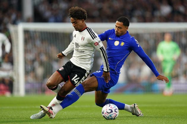 Fulham v Chelsea, Premier League Josh King of Fulham being fouled by Levi Colwill of Chelsea during the Fulham v Chelsea Premier League match at Craven Cottage, London, England on 24 August 2026 Credit: Dylan Hepworth Every Second Media Editorial use only. All images are copyright Every Second Media Limited. No images may be reproduced without prior permission. All rights reserved. Premier League and Football League images are subject to licensing agreements with Football DataCo Limited. see https: www.football-dataco.com Copyright: xIMAGO EveryxSecondxMediax ESM-2111-0051 DylanxHepworthx xEveryxSecondxMediax