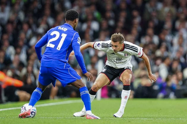 Fulham v Chelsea, Premier League Jorrel Hato of Chelsea under pressure from Timothy Castagne of Fulham during the Fulham v Chelsea Premier League match at Craven Cottage, London, England on 24 August 2026 Credit: Dylan Hepworth Every Second Media Editorial use only. All images are copyright Every Second Media Limited. No images may be reproduced without prior permission. All rights reserved. Premier League and Football League images are subject to licensing agreements with Football DataCo Limited. see https: www.football-dataco.com Copyright: xIMAGO EveryxSecondxMediax ESM-2111-0056 DylanxHepworthx xEveryxSecondxMediax