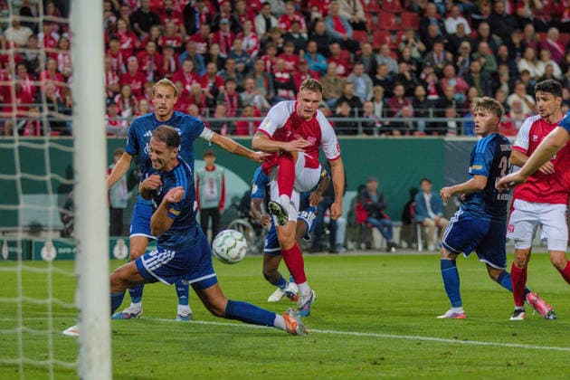24.08.2026 Fußball Herren 2026 2027 DFB-Pokal 1. Runde Hallescher FC - FC Schalke 04 Leuna-Chemie-Stadion Halle Vin Kastull (Halle, 27, rot) trifft zum 1:0. Halle Sachsen-Anhalt Deutschland *** August 24, 2026 Men s Soccer 2026–2027 DFB Cup First Round Hallescher FC vs. FC Schalke 04 at Leuna Chemie Stadium in Halle; Vin Kastull (Halle, 27, red) scores to make it 1–0; Halle, Saxony-Anhalt, Germany