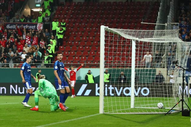 Halle - Schalke DFB Pokal Halle, 24.08.2026, Leuna-Chemie-Stadion, Fußball, Männer, Saison 2026 2027, DFB Pokal, 1. Runde , Hallescher FC - FC Schalke 04 , Im Bild: Tor für Halle, Vin Kastull ( 27, Halle, nicht im Bild) trifft zum 1:0 , *** Halle vs. Schalke, DFB Cup, Halle, August 24, 2026, Leuna Chemie Stadium, Soccer, Men’s, 2026–2027 Season, DFB Cup, First Round, Hallescher FC vs. FC Schalke 04; Pictured: Goal for Halle by Vin Kastull (27); Halle (not pictured) scores to make it 1–0,