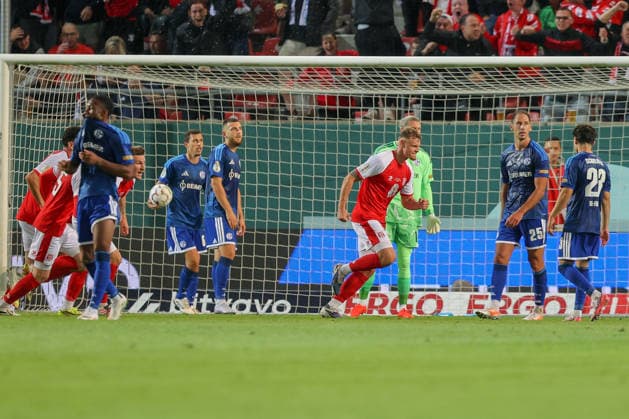 24.08.2026, xtgx, Fussball - DFB Pokal 1.Runde Hallescher FC - FC Schalke 04 emspor, v.l. Schalke enttaeuscht, schaut enttaeuscht, niedergeschlagen, disappointed , Vin Kastull (Halle, 27) Jubel, Torjubel, jubelt ueber das Tor, celebrate the goal, celebration (DFL DFB REGULATIONS PROHIBIT ANY USE OF PHOTOGRAPHS as IMAGE SEQUENCES and or QUASI-VIDEO) Halle (Saale) *** August 24, 2026, xtgx, Soccer DFB Cup 1st Round Hallescher FC vs. FC Schalke 04 emspor, from left: Schalke players look disappointed, dejected, Vin Kastull Halle, 27 Cheering, goal celebration, cheering about the goal, celebrate the goal, celebration DFL DFB REGULATIONS PROHIBIT ANY USE OF PHOTOGRAPHS as IMAGE SEQUENCES and or QUASI-VIDEO Halle Saale
