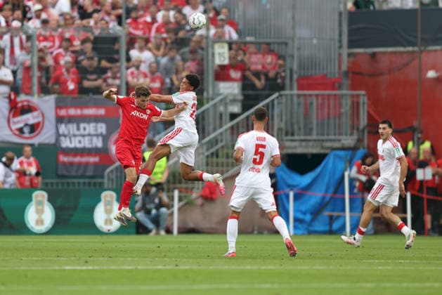 24.08.2026, Herren, Fussball, Saison 2026 2027, DFB-Pokal, 1. Runde: FC Wuerzburger Kickers - 1. FC Koeln Tim Kraus ( 31, FC Würzburger Kickers) und Jahmai Simpson-Pusey ( 22, 1. FC Köln), DFL DFB REGULATES PROHIBIT ANY USE OF PHOTOGRAPHS AS IMAGE SEQUENCES AND OR QUASI-VIDEO Wuerzburg FLYERALARM Arena Bayern Deutschland *** August 24, 2026, Men s Soccer, 2026–2027 Season, DFB Cup, 1st Round: FC Würzburger Kickers vs. 1. FC Köln; Tim Kraus (31), FC Würzburger Kickers, and Jahmai Simpson Pusey (22), 1. FC Köln, DFL and DFB regulations prohibit any use of photographs as image sequences and or quasi-video. Wuerzburg FLYERALARM Arena, Bavaria, Germany
