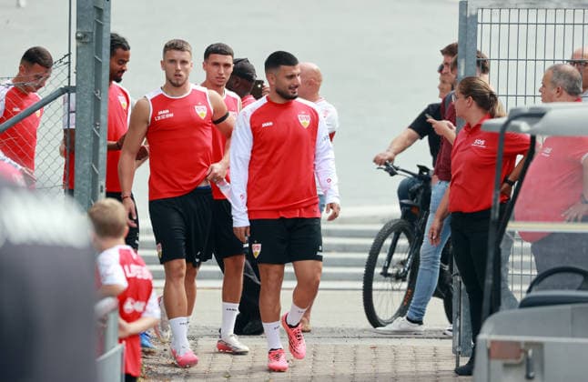 24.08.26 VfB Stuttgart Training Deutschland, Stuttgart, 24.08.2026, Fussball, Bundesliga, Saison 2026 2027, VfB Stuttgart Training: v.l. Ermedin Demirovic, Deniz Undav. *** August 24, 2026 VfB Stuttgart Training Germany, Stuttgart, August 24, 2026, Soccer, Bundesliga, 2026–2027 Season, VfB Stuttgart Training (from left): Ermedin Demirovic, Deniz Undav