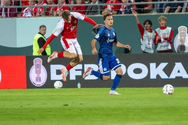 DFB Pokal 1.Runde-Saison 26 27 Hallescher FC vs.1.FC Schalke 04 Halle, Deutschland 24.August 2026: Im Bild:v. li. im Zweikampf Fabrice Hartmann (Halle) und Vitalie Becker (Schalke) Halle Saale Leuna Chemie Stadion Sachsen-Anhalt Deutschland *** DFB Cup, First Round, Season 26–27: Hallescher FC vs. 1. FC Schalke 04, Halle, Germany, August 24, 2026. Pictured, from left, in a tackle: Fabrice Hartmann (Halle) and Vitalie Becker (Schalke), Halle Saale Leuna Chemie Stadium, Saxony-Anhalt, Germany