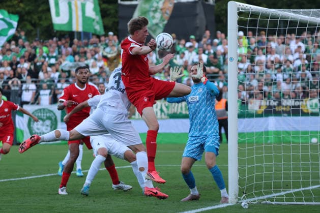 BERLIN, GERMANY - AUGUST 24: Alexander Bernhardsson (VfL Wolfsburg, 17) on the header against the goal of Torwart Goal Keeper Luis Zwick (VSG Altglienicke, 1) during the DFB Cup DFB Pokal match (Round 1) between DFB-Pokal: VSG Altglienicke - VfL Wolfsburg at Stadion auf dem Wurfplatz (Amateurstadion im Olympiapark) on August 24, 2026 in Berlin, Germany. DFL REGULATIONS PROHIBIT ANY USE OF PHOTOGRAPHS AS IMAGE SEQUENCES AND OR QUASI-VIDEO. Berlin Germany Copyright: xO.Frankex